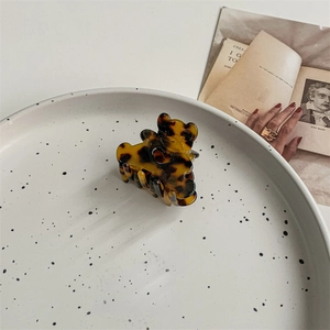 Détail de la petite pince à cheveux en forme d'ours avec motif léopard en acétate chic
