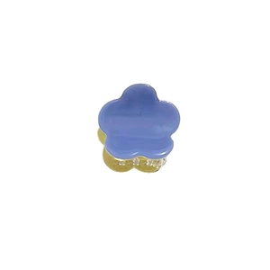 Mini pince à cheveux en forme de fleur avec pétales violets et jaunes sur fond blanc