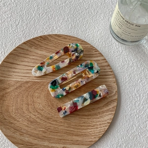 Lot de trois barrettes en acétate avec motifs terrazzo colorés et base en métal doré