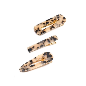 Set de trois barrettes en acétate avec motifs écaillés aux formes géométriques