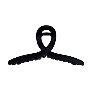 Grande pince à cheveux noir mat avec design en spirale sur fond blanc pur