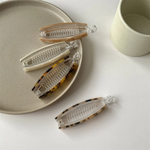 Barrettes banane minimalistes en acétate écaille et crème pour coiffure femme