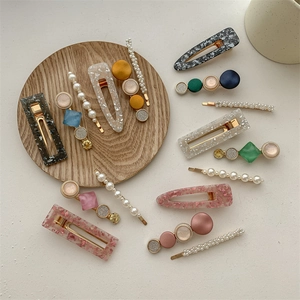 Ensemble de barrettes à cheveux en perles et acrylique aux formes géométriques variées