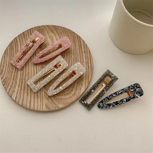 Lot de 6 barrettes en acrylique aux motifs marbrés de formes rectangulaires et en goutte