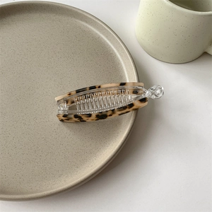 Détail de la pince banane à motif écaille avec des dents de fixation sécurisées
