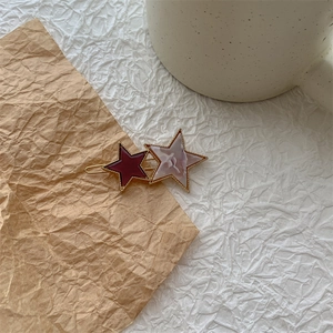 Detail der Haarspange mit Doppelstern in Rot und Rosa Marmor-Optik mit Goldfassung