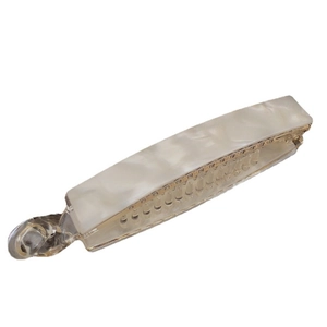Barrette banane élégante en acétate marbré crème avec un mécanisme de prise à ressort