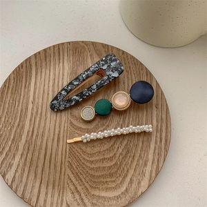 Détail d'un lot de barrette en résine florale, pince colorée et épingle à perles