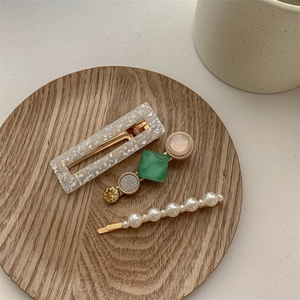 Lot de trois barrettes avec pince en perles, clip en acétate marbré et épingle rétro verte