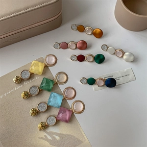 Elegant vintage geometric pearl hair clips set with gold alloy and marble resin details