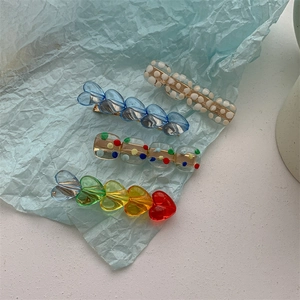 Set aus 4 kreativen bunten Herz- und Punkte-Haarspangen aus Harz und Goldmetall