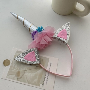 Dettaglio cerchietto unicorno con orecchie glitterate, corno d'argento e fiori di rete