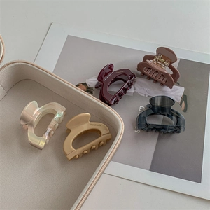 Set di cinque eleganti mollette per capelli in acetato in vari colori con scritte a mano