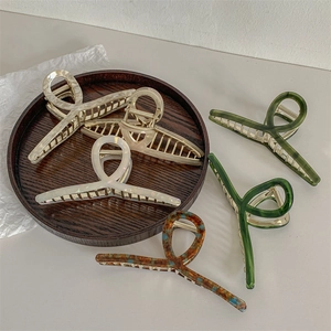 Elegantes pinzas para el cabello grandes de acetato con base dorada en cinco colores