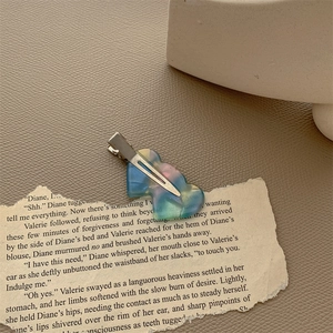 Close-up of heart-shaped aurora gradient hair clip with silver metal duckbill clip