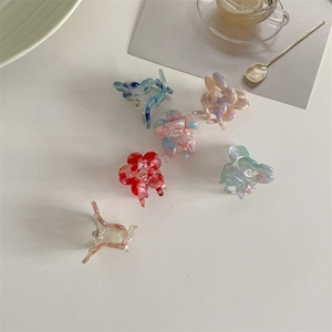 Set of 6 sweet floral acetate hair claws with marble texture for elegant styling