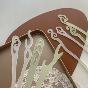 Détails des épingles à cheveux en acétate blanc avec des motifs de nuages chinois