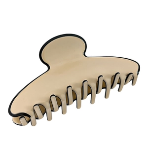 Pince à cheveux élégante en acétate beige avec bordure noire et design en arc sophistiqué
