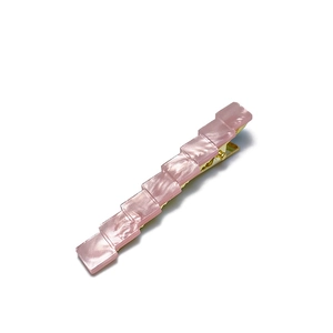 Fermaglio per capelli rosa effetto marmo con elegante base in metallo dorato