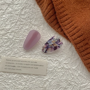 Détail d'un ensemble de deux barrettes à cheveux en résine violette et acétate marbré