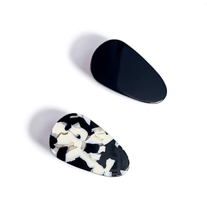 Lot de deux barrettes en acétate en forme de goutte, noir uni et motif écaille de tortue