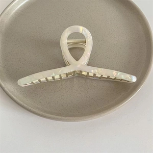 Elegante pinza para el pelo de acetato marfil con textura de mármol y muelle dorado