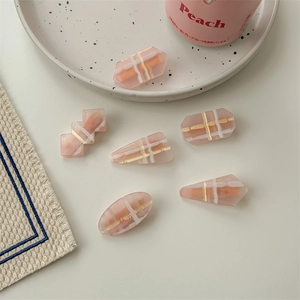 Barrettes à cheveux roses à carreaux de formes géométriques variées pour coiffure femme