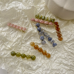 Barrettes à cheveux minimalistes en perles de résine marbrée avec base dorée élégante