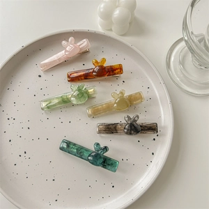 Lot de six barrettes à cheveux en acétate avec oreilles de lapin colorées assorties