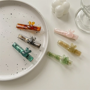 Lot de 6 pinces à cheveux lapin en acétate coloré avec diverses textures sur un plateau