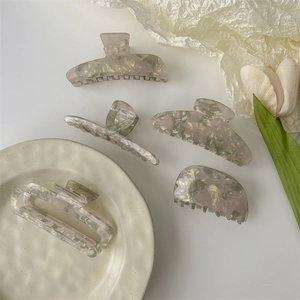 Elegant 5-piece set of iridescent acetate hair claws in minimalist pearlescent finish