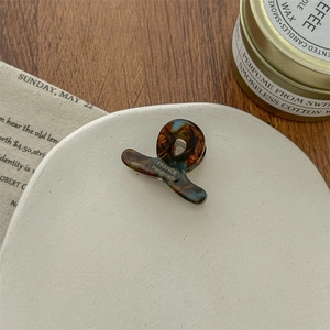 Makroaufnahme einer Haarspange mit Schildpattmuster und goldenem FRANCE Handmade Schriftzug