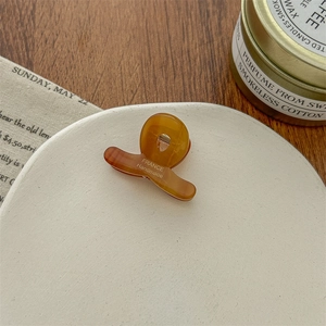 Detailansicht der Haarspange aus Acetat in Bernstein mit France Handmade Schriftzug im Fokus
