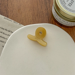 Detailansicht der kleinen Bernstein-Haarklammer mit 'FRANCE handmade' Gravur
