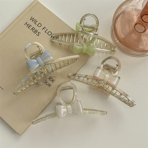 Set mit vier pastellfarbenen Haarklammern mit Schleife in Grün, Blau, Rosa und Perlweiß