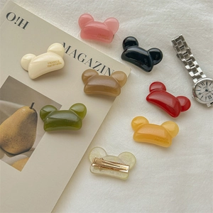 Lot de 8 barrettes à cheveux ours colorées en résine avec clips bec de canard sur tissu blanc