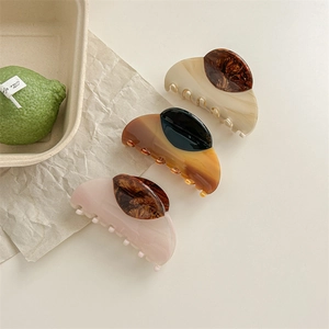Three-piece large acetate claw clip set with retro tortoiseshell patterns and matte finish