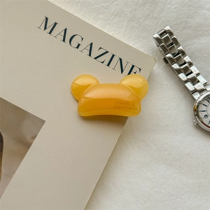 Détail de la pince à cheveux ours jaune faite à la main avec gravure France