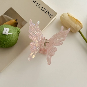 Détail de la pince à cheveux papillon rose irisé avec éclat nacré et ressort métallique robuste