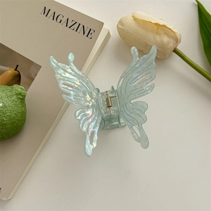 Détail du clip à cheveux papillon iridescent bleu avec ressort métallique doré