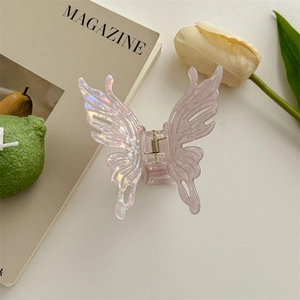 Détail d'une pince à cheveux papillon avec finition nacrée et ressort métallique