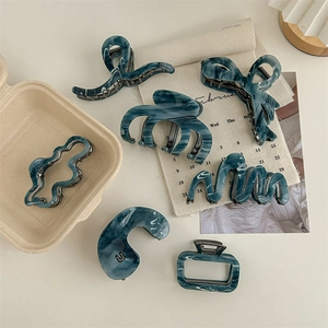 Elegantes Set aus 7 marineblauen Haarklammern aus Acetat mit edler Marmorierung