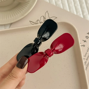 Barrettes à cheveux nœud en acétate minimalistes noires et rouges en décor de vie