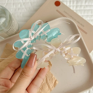 Pinces à cheveux élégantes avec rubans en bleu clair et blanc crème pour style ballet