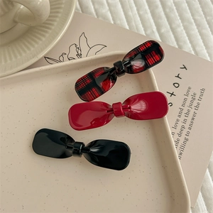Trois barrettes nœud en acétate rouge à carreaux, rouge et noir pour coiffure femme