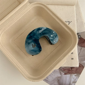 Makroansicht der blauen Haarklammer aus Acetat mit silbernem U-förmigem Metalldetail