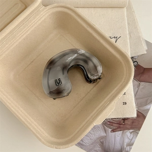 U-förmige Haarklammer mit grauem Tintenmarmormuster und hochwertigem Acetat-Finish