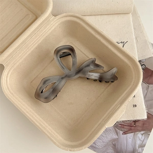 Detail der taupefarbenen Haarklammer mit starker Feder in einer Geschenkbox