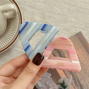 Triangle acetate hair claw clips with marble texture in blue and pink tones