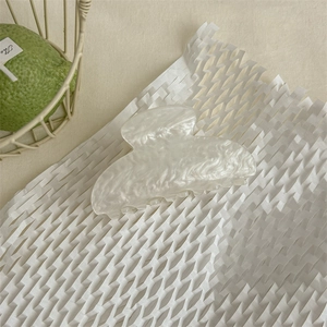 Dettaglio ravvicinato della molletta per capelli bianco crema con elegante effetto marmo